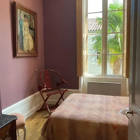 Dans Particulier Au Calme Situe Sur Le Vieux-port *